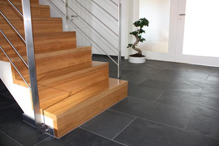 Dlaždice Mustang na dřevěném schodišti