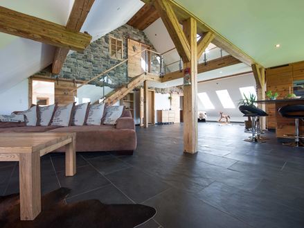 Otevřený obývací pokoj s dlažbou Mustang