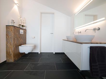 Dlaždice Mustang v moderní koupelně