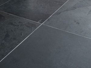 Detailní pohled na světlé spáry mezi jednotlivými břidlicovými dlaždicemi