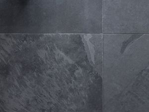 Detailní záběr na břidlicové dlaždice v tmavě antracitové barvě
