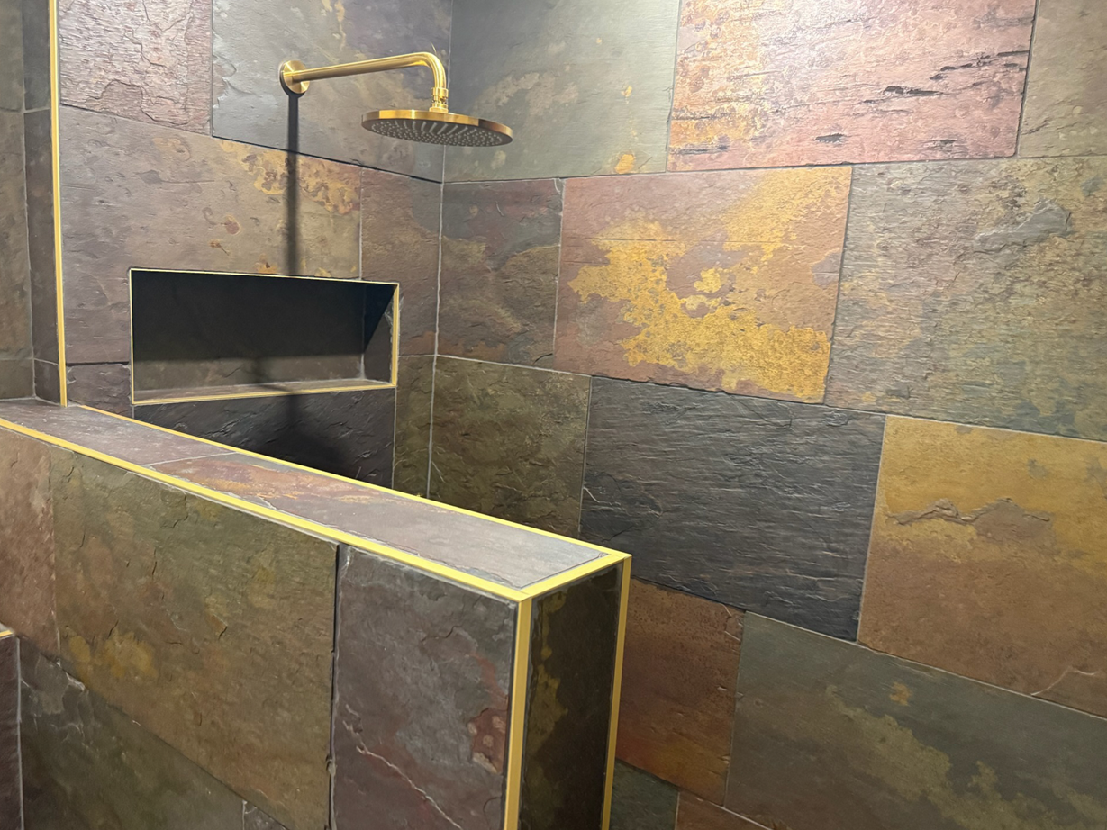 V kombinaci s prvky ve zlaté barvě: Obzvláště elegantní efekt. Fotografie zákazníka Peacock_Urban_Beige_Bathroom_Shower_Gold