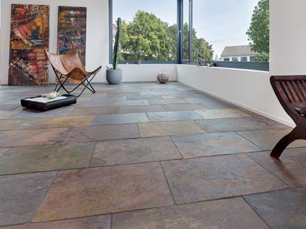 Obývací pokoj s břidlicovou dlažbou Peacock Multi Colour a moderními obrazy