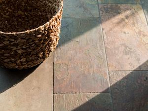 Břidlicové dlaždice, detailní záběr s proutěným košem