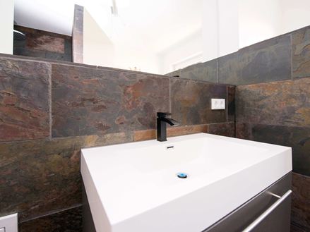 Dlaždice Peacock položené za umyvadlem