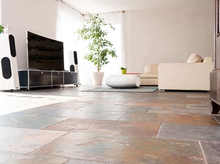 Dlaždice s pávy položené v obývacím pokoji, žabí perspektiva