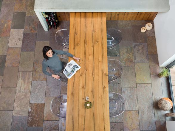 Pohled z ptačí perspektivy na moderní jídelnu s barevnými břidlicovými dlaždicemi