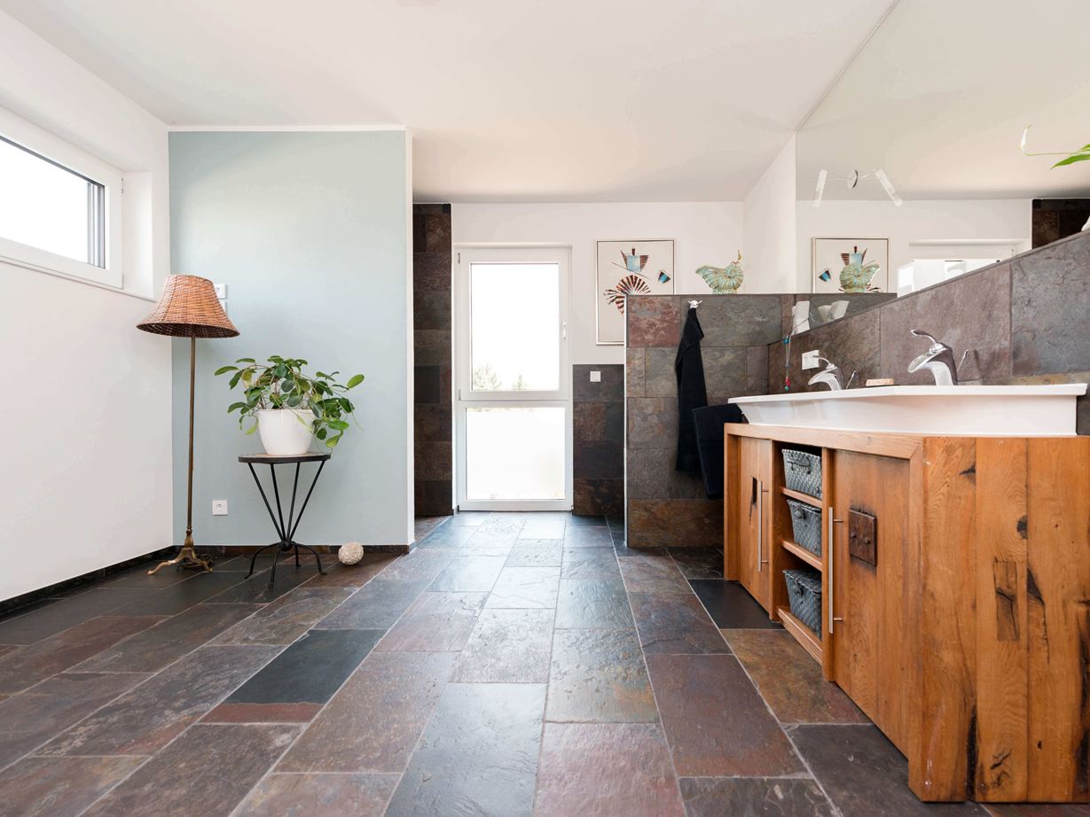 Břidlicové dlaždice Peacock Multicolor s děleným povrchem v koupelně