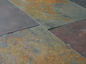 Detailní záběr břidlicových dlaždic Peacock pod úhlem