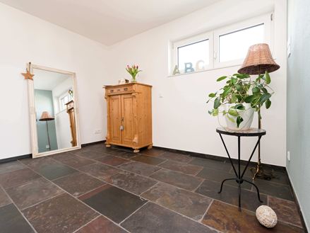 Břidlicové dlaždice Peacock Multicolor s děleným povrchem v koupelně