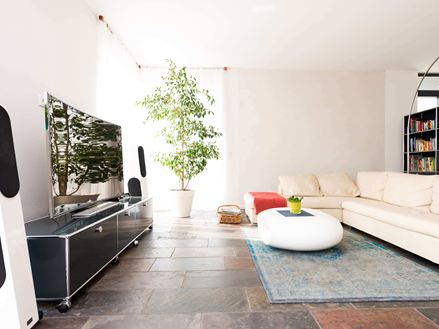 Břidlicová dlažba Peacock Multicolor s děleným povrchem v obývacím pokoji