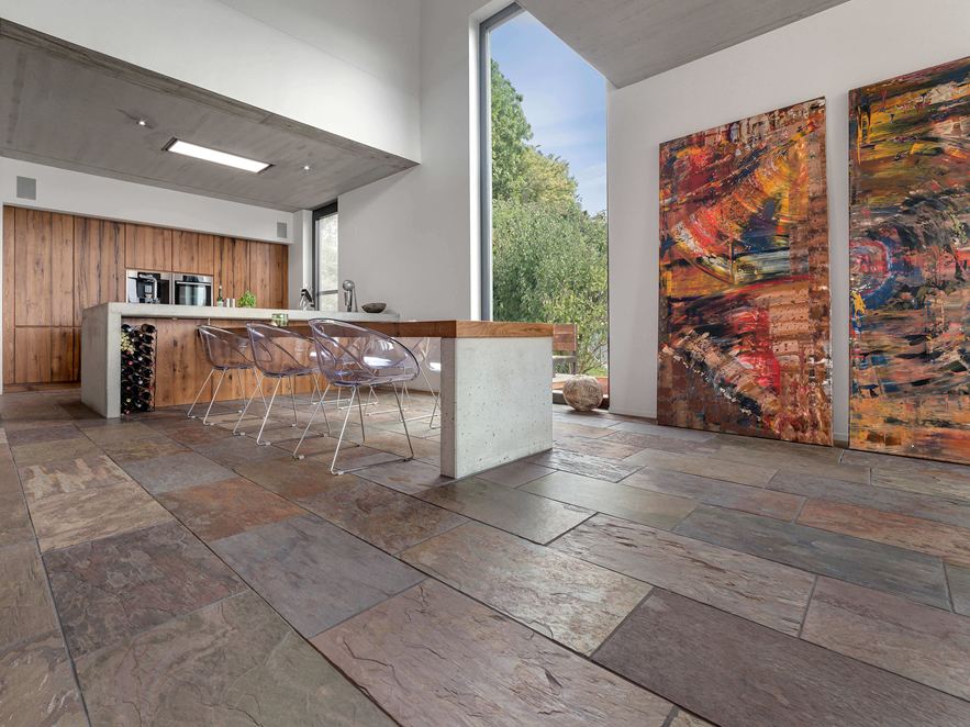 Břidlicová dlažba Peacock Multicolor v moderním podkrovním bytě