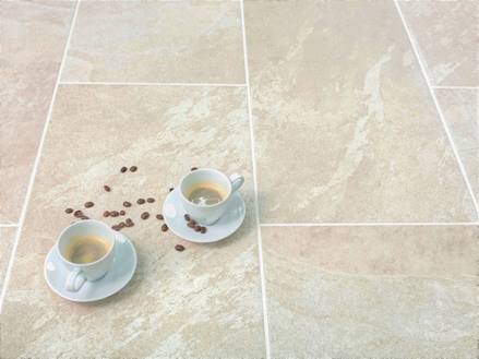 Dlaždice Alpine Beige s kávovými šálky a kávovými zrny