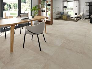 Obývací pokoj s židlemi a stolem obložený dlaždicemi Alpine Beige