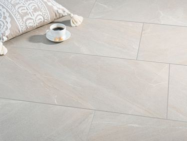 Dlaždice s břidlicovým efektem Canyon Gold s šálkem na kávu a polštářkem