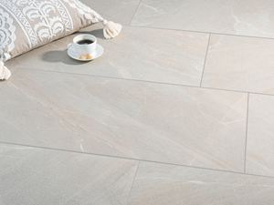 Dlaždice s břidlicovým efektem Canyon Gold s šálkem na kávu a polštářkem