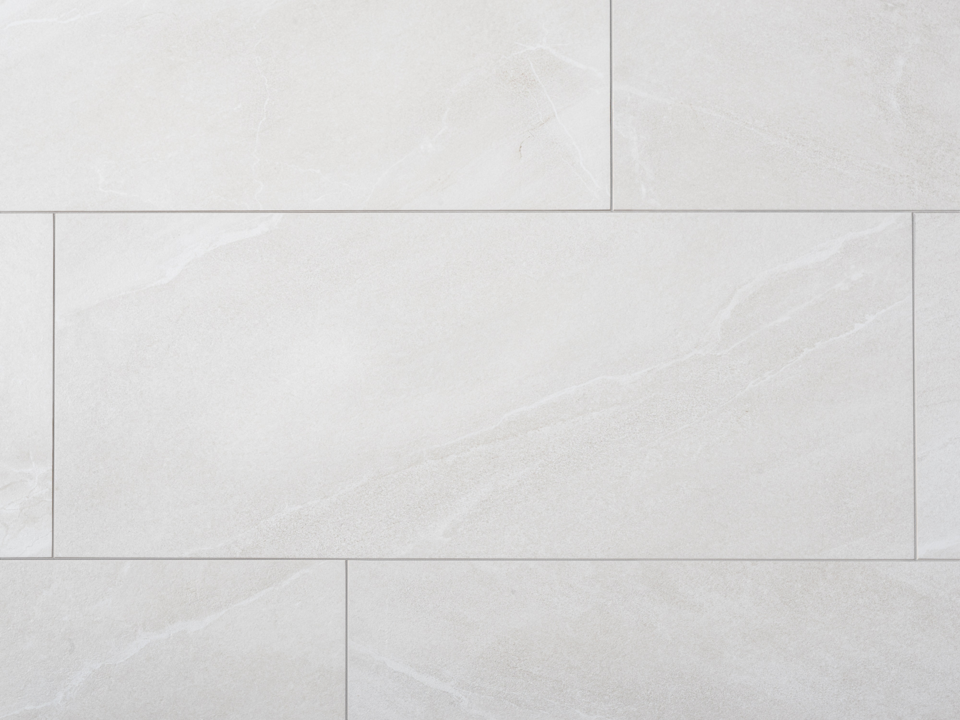 Detailní záběr na světle šedé břidlicové porcelánové obklady s úzkými spárami