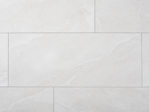 Detailní záběr na světle šedé břidlicové porcelánové obklady s úzkými spárami