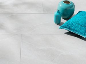 Dlaždice ve světle šedé břidlice s tyrkysovou vázou a tyrkysovým polštářem