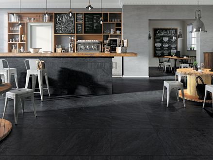 Barový pult s porcelánovými dlaždicemi ve vzhledu břidlice New Moon