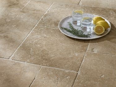 Travertinové dlaždice Classic Country Detailní záběr na vodu a citron