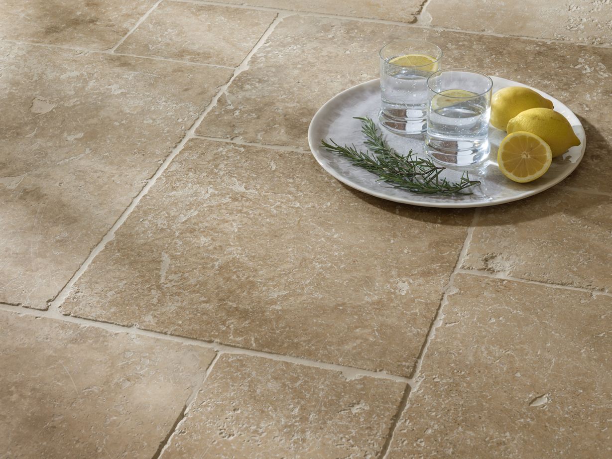 Středomořský pocit s travertinovými dlaždicemi Travertinové dlaždice Classic Country Detailní záběr na vodu a citron