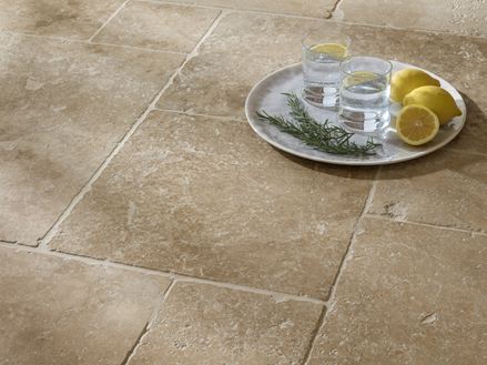 Travertinové dlaždice Classic Country Detailní záběr na vodu a citron