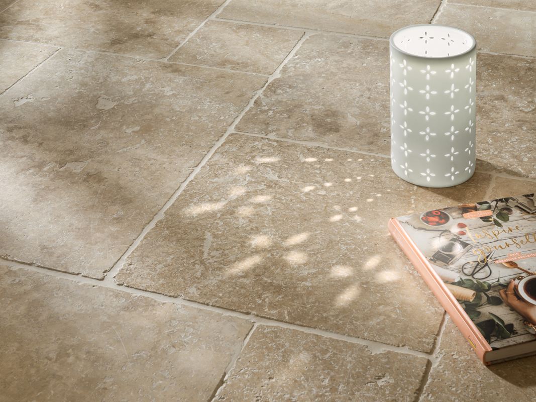 Dlaždice Travertin Classic Country Detailní záběr na lucernu a knihu