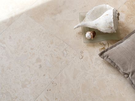 Travertin Classic Light s dekorem mušlí