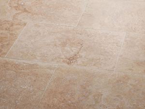 Travertinové dlaždice Classic Light kladené s úzkými spárami