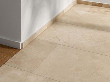Travertinová dlažba Ivory Classic Detail přechod dřevěná podlaha