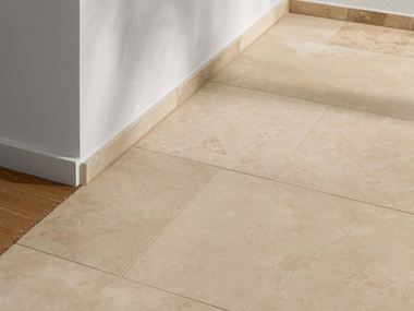 Travertinová dlažba Ivory Classic Detail přechod dřevěná podlaha