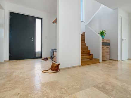 Vstupní prostor s travertinem Ivory Classic