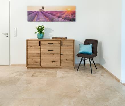 Komoda a barevný obrázek na Ivory Classic