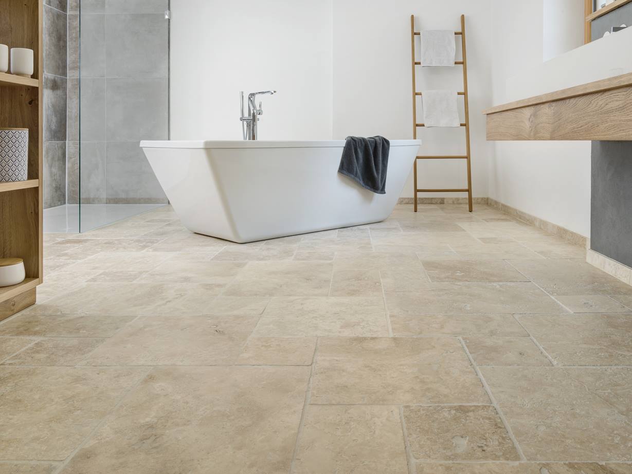 Středomořská elegance pro váš domov Travertinové dlaždice Ivory Cream v koupelně