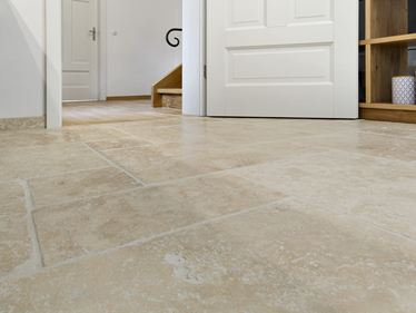 Dlaždice Travertinová Ivory Cream v žabí perspektivě