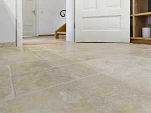 Dlaždice Travertinová Ivory Cream v žabí perspektivě