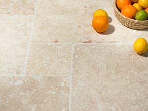Mísa na ovoce stojí na středomořských dlaždicích Ivory Cream