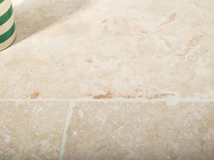 Stín květináče na travertinu Ivory Cream