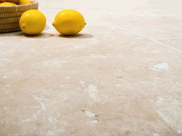 Travertin Ivory Cream v žabí perspektivě s citrony