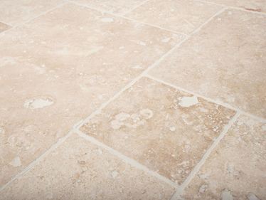 Ivory Cream travertinové dlaždice s typickou strukturou pórů