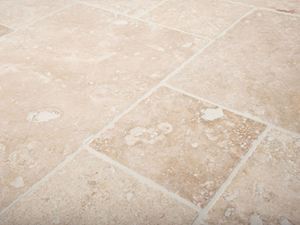 Ivory Cream travertinové dlaždice s typickou strukturou pórů