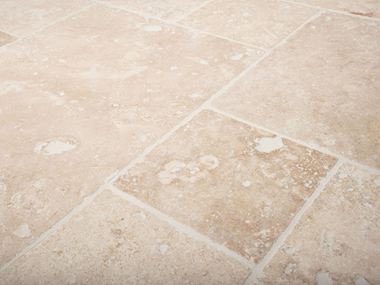 Ivory Cream travertinové dlaždice s typickou strukturou pórů