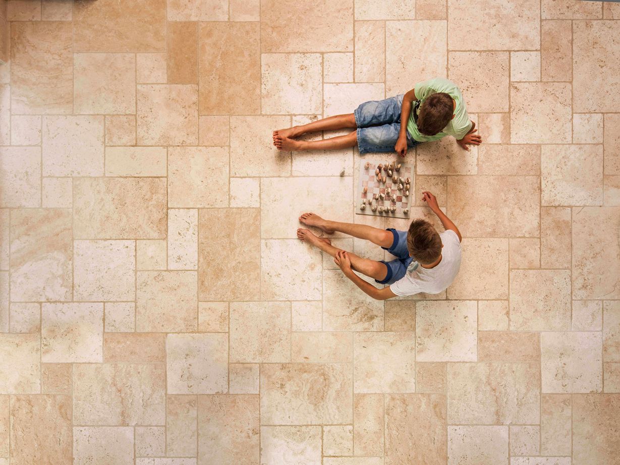 Je tak příjemná, že se na ní odehrává život. Light, chlapci hrající šachy