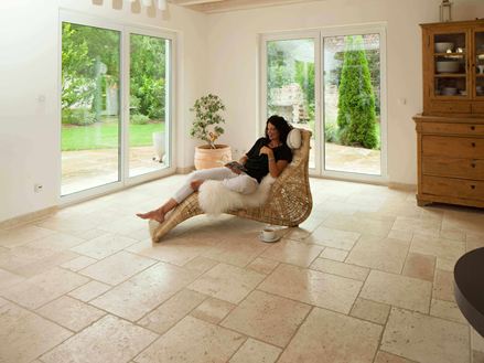 Žena ležící v lehátku na travertinových dlaždicích Light