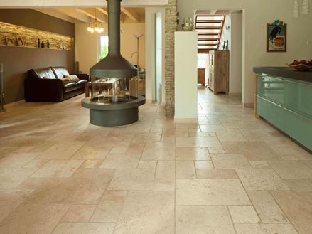 Obývací pokoj a jídelna s posezením a kuchyňskou linkou na tromlované světlé travertinové dlažbě