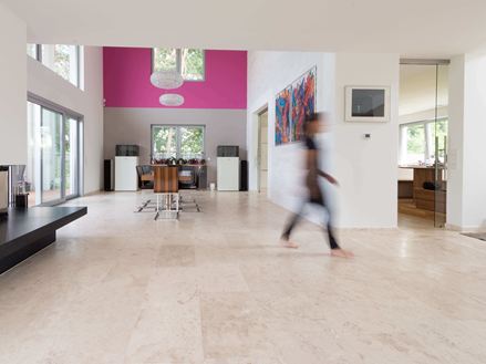 Jídelna a obývací pokoj s travertinem Classic Light