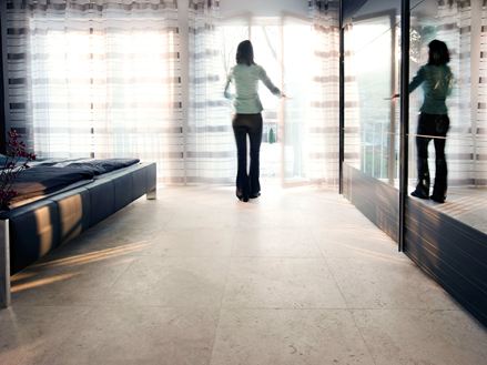 Dlaždice Medium Line s ženou u okna