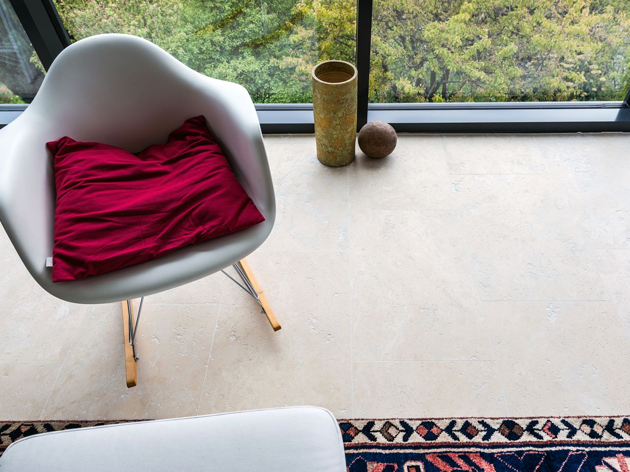 Teplé, intenzivní béžové tóny Předsíň se stěnou z přírodního kamene, dřevěným příborníkem a béžovou travertinovou dlažbou Medium Line