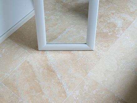 Předsíň s travertinovou dlažbou Medium Line a obložením stěn z přírodního kamene